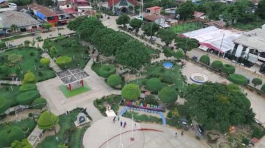 Orman şehrinin ortasında merkezi bir yapısı olan ağaçlarla dolu bir park.