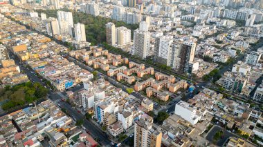 Peru başkentinin havadan görünüşü. Büyük şehrin ortasındaki klasik bir apartman dairesinin canlı manzarası.