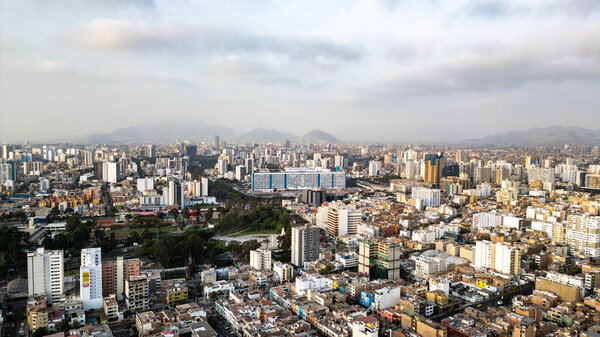 Вид с воздуха на современный городской пейзаж в Лиме, Перу, с жилыми и коммерческими зданиями в течение прекрасного дня