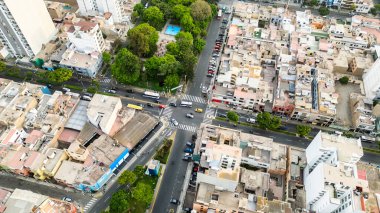 Lima şehrinde hafif trafik olan caddelerin kesişmesi
