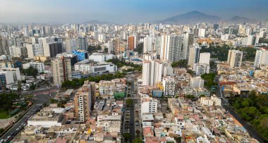 Güneşli bir yaz öğleden sonrasında Lima şehrinin modern bir bölgesinin havadan görünüşü.