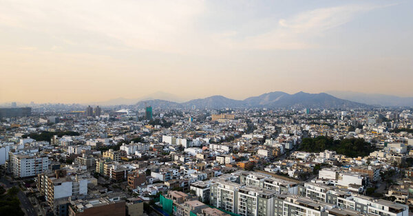 Большой город, полный современных зданий с большими вздохами позади солнечным летним днем