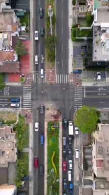  Yoğun bir Güney Amerika şehrinde yaz günbatımında hafif trafik kavşağı