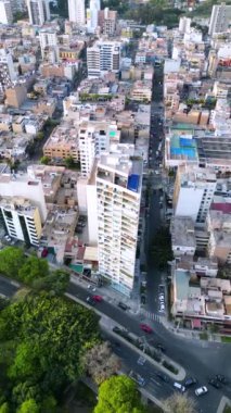 Yoğun trafiği olan yoğun bir caddenin yanındaki modern tasarımın minimalist binası.
