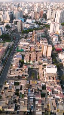 Güneşli bir yaz öğleden sonrasında Güney Amerika 'nın Lima şehrinde İHA uçuşu