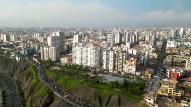 Güney Amerika 'nın Peru kıyı kenti Lima' da bir insansız hava aracında görüldüğü gibi. Yeşil alanlar ve modern binalar görülebilir. Trafikle dolu caddelere ek olarak