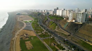 Büyük Güney Amerika kıyı kenti Lima deniz manzaralı, yeşil alanlar ve modern binalarla dolu. Trafikle dolu caddelere ek olarak