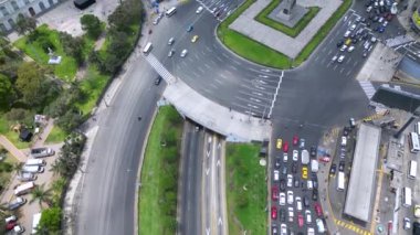 Lima şehir merkezinin hava manzarası trafik ve yayalarla dolup taşıyor, açık bir yaz gününde, Lima, Peru
