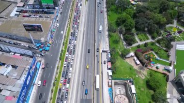  Trafikle dolu kalabalık bir caddenin havadan görünüşü, arka planda stadyum ve şehir manzarası, Lima, Peru