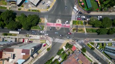 Aydınlık bir günde araçlar tarafından sürülen farklı şeritli bir yol kavşağı.