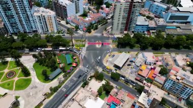 Pazar günü, Peru 'nun Lima şehrinde, büyük bir şehrin ortasında, çok az trafik olan bir kavşak..