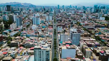  Güneşli bir yaz gününde büyük bir şehrin ortasında geniş bir cadde dolusu araba.