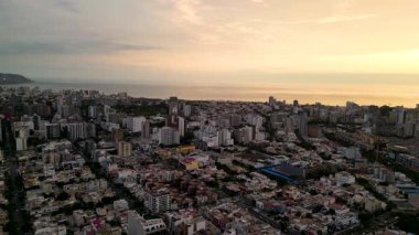 Lima, Peru 'daki Lince kentsel bölgesi, yaz mevsiminde gece bir drone' dan görüldü.