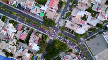 Trafiğin yoğun olduğu saatlerde bir dronun daireler çizdiğini görüyoruz.