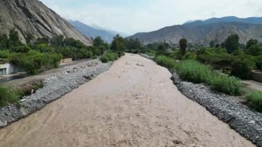 Güney Amerika 'daki Huayco (heyelan) dalgası sonrasında güçlü ve çamurlu nehir akıntısı