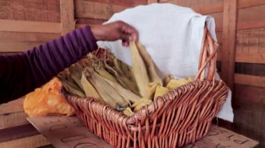 Yaşlı bir kadın tarafından sepetin içine yerleştirilmiş lezzetli nemitalar.
