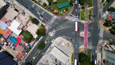 Araçlarla farklı şeritlerden geçen rayların kesişiminin zenital dron görüntüsü.