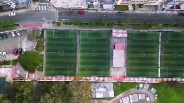 Belediye spor sahalarının insansız hava aracı görüntüleri futbol ve basketbol oynayan insanlarla dolu..