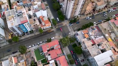 Lince, Lima, Peru sokaklarının insansız hava aracı görüntüleri bir kavşakta trafiğe takılmış özel arabaları gösteriyor..