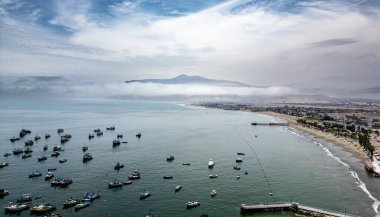 Ancn Beach, Lima, Peru 'daki hareketli balıkçı limanı hayat ve hareketlilik dolu..