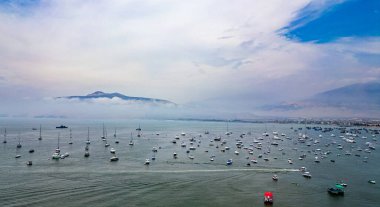 Grau Denizi, Peru 'da arka planda sisle kaplı görkemli bir dağ bulunan birkaç balıkçı teknesi ve eğlence teknesi..