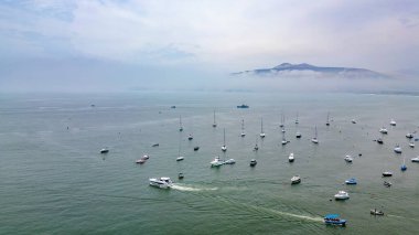 Açık bir yaz gününde Güney Amerika 'da tekne ve gemilerle dolu engin bir deniz..