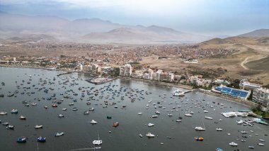 Palmiye ağaçlarıyla dolu sahil manzaralı güzel Ancon plajı ve yüzme havuzlu büyük bir otel..