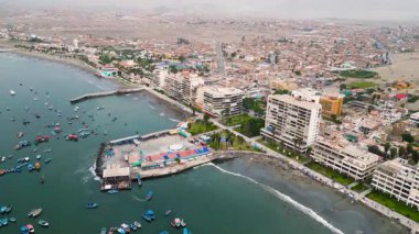 Lima 'daki Ancon' un hareketli ticari limanının dinamik insansız hava aracı videosu, liman faaliyetleriyle dolu..