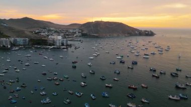Balıkçı tekneleriyle dolu bir Peru sahilinin panoramik deniz çekimi. Akşama kadar çalışıyor..