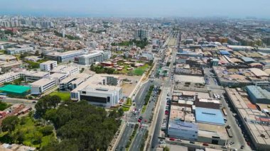 Güneşli bir yaz gününde Lima şehrindeki koloni caddesinin panoramik manzarası.