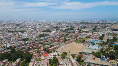 Bulutsuz gökyüzünün altında Lima 'nın drone görüntüsü.