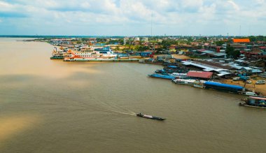 Güneşli bir günde Peru Amazon 'undaki Pucallpa ticari ve balıkçı limanının havadan görünüşü.