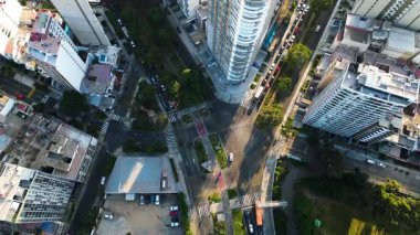Lima şehir merkezindeki Salaverry kavşağında yoğun bir öğleden sonra hava akımı..