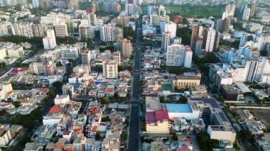 San Isidro 'nun göbeğinde sakin bir cadde, Lima, bir sonbahar öğleden sonrası yumuşak ışıklarıyla yıkandı..