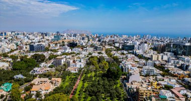 Arka planda görünen deniz ve önde El Olivar parkı olan San Isidro, Lima kentsel hava manzarası.