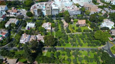 San Isidro, Lima 'daki El Olivar parkının insansız hava aracı videosu. Tüm yeşil ve güzel uzantısıyla.