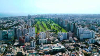 San Isidro 'daki Lima golf kulübü, güzel açık bir yaz gününde İHA' dan görüldü..