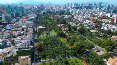 Güneşli bir günde El Olivar Parkı ve San Isidros 'un gökyüzü manzarası..
