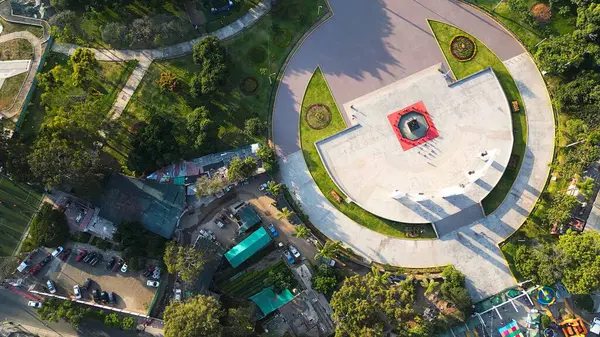 Lima, Peru 'da geometrik dairesel bir plazanın havadan görünüşü.