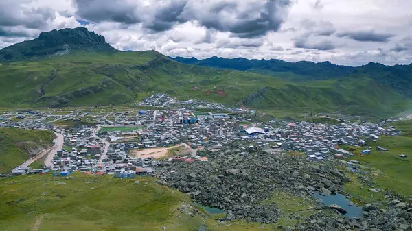 And Dağları yakınlarındaki Peru Puna 'da büyük bir maden kasabası..