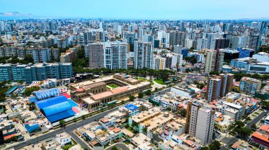 Lima şehrinin parlak gün ışığında yüksek açılı görüntüsü.