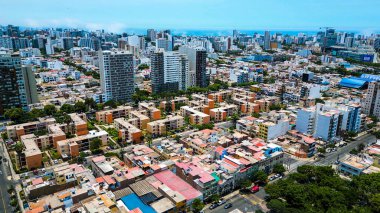 Lima şehrinin insansız hava aracı görüntüsü açık güneşli bir günde Lince ilçesinde Risso kentleşmesinin genel bir görüntüsüyle.