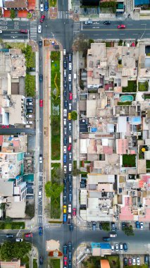 Kentsel bir ortamda hareket eden araçlarla yolların insansız hava aracı görünümü.