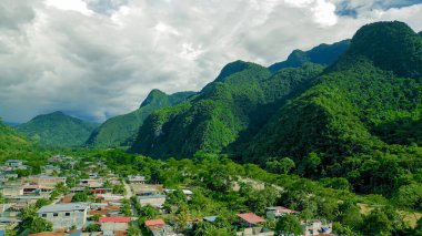Tingo Mara, Peru 'da yüksek yeşil dağların eteklerindeki kırsal köy.