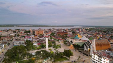 Gün batımında tropik Pucallpa şehrinin ortasındaki Central Park manzarası.