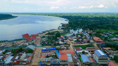 Ucayali Nehri 'nin yanındaki Pucallpa şehrinin panoramik manzarası.