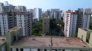 Jess Mara, Lima ve Peru 'daki Apartman ve Yeşil Alan manzaralı Iconic San Felipe Konut Kompleksi üzerindeki İHA uçuşu.