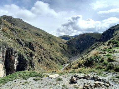Güneşli bir günde Peru 'da And Dağları manzarası.