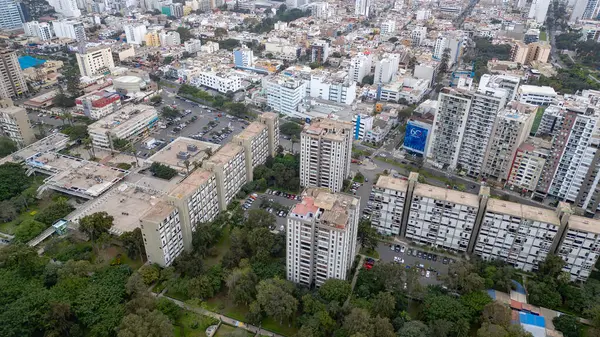 San Felipe 'deki tarihi apartman komplekslerinin insansız hava aracı görüntüsü Maria, Peru.