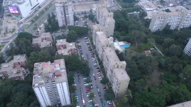 Lima 'nın göbeğindeki büyük, vahşi bir yerleşim bölgesinin havadan görünüşü..